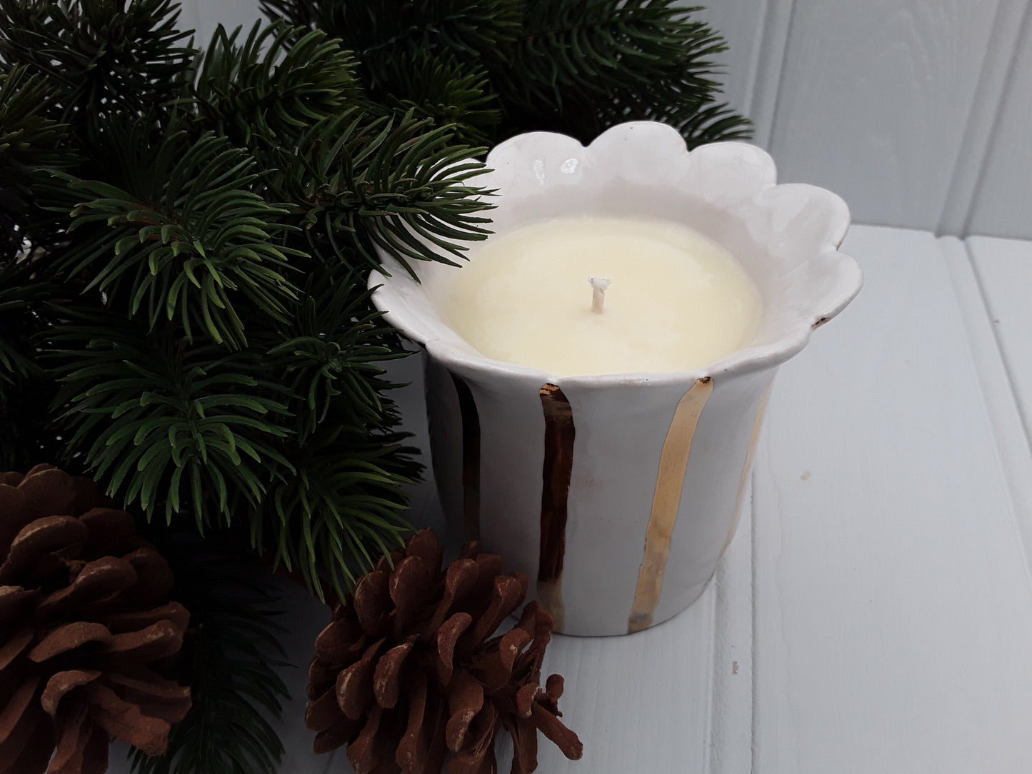 Gold striped ceramic pot candle with Christmas spice aroma