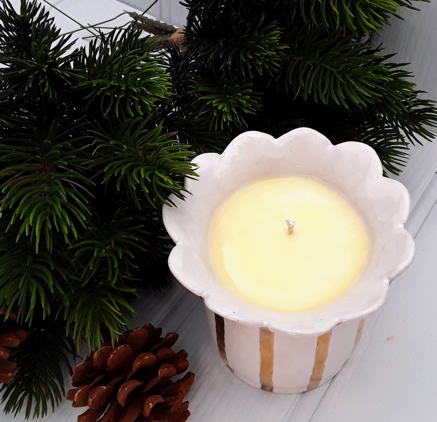 Gold striped ceramic pot candle with Christmas spice aroma