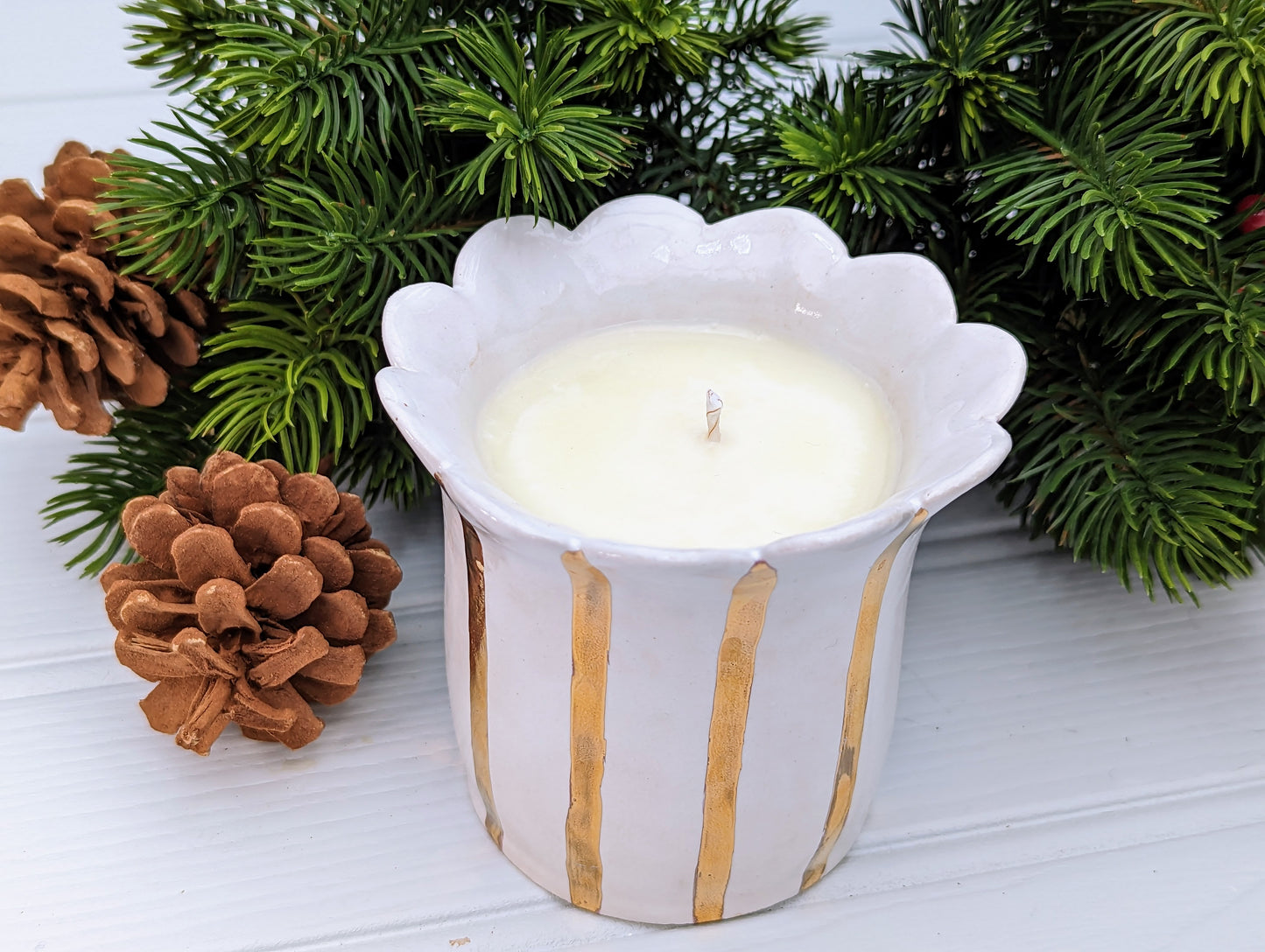 Gold striped ceramic pot candle with Christmas spice aroma
