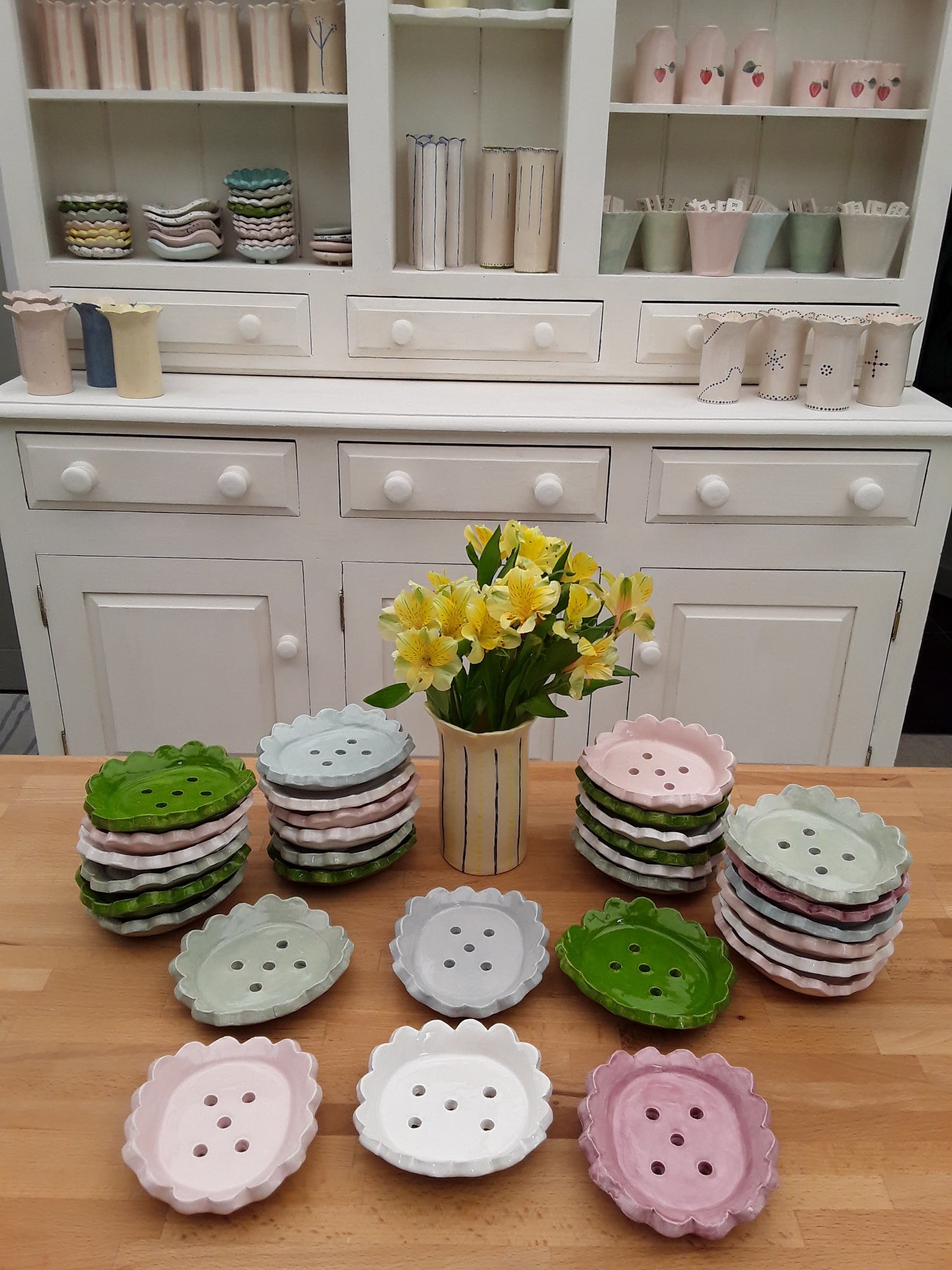 Scalloped edges oval soap dishes