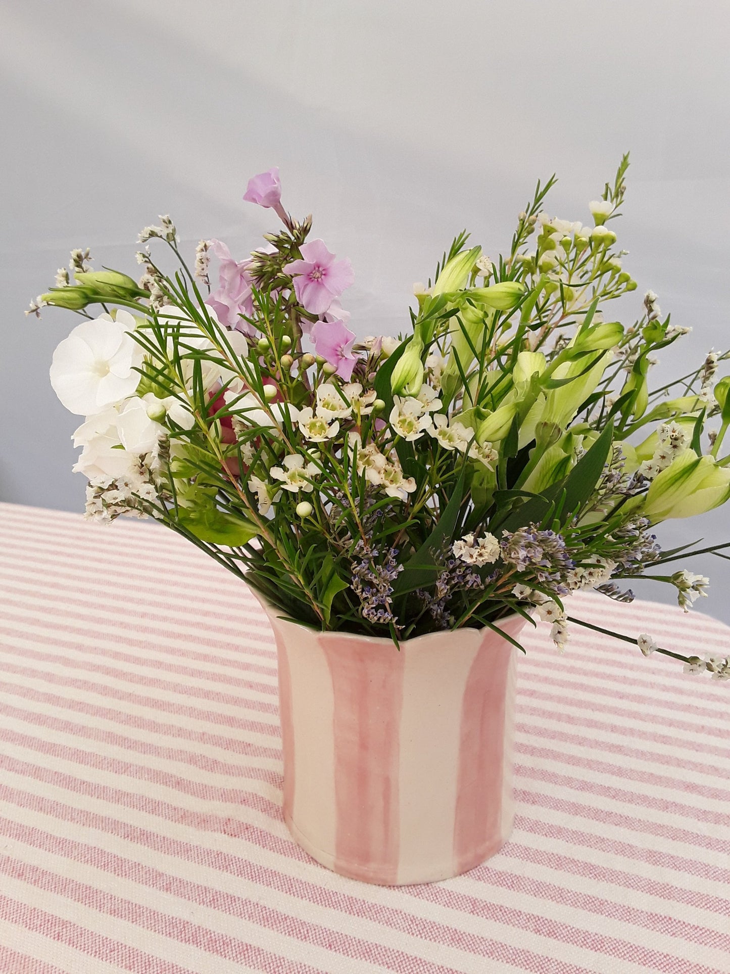 Sea Bramble Ceramics - Homemade Daisy Planter (pink). Ceramic Stoneware planter / vase with beautiful flower arrangement.