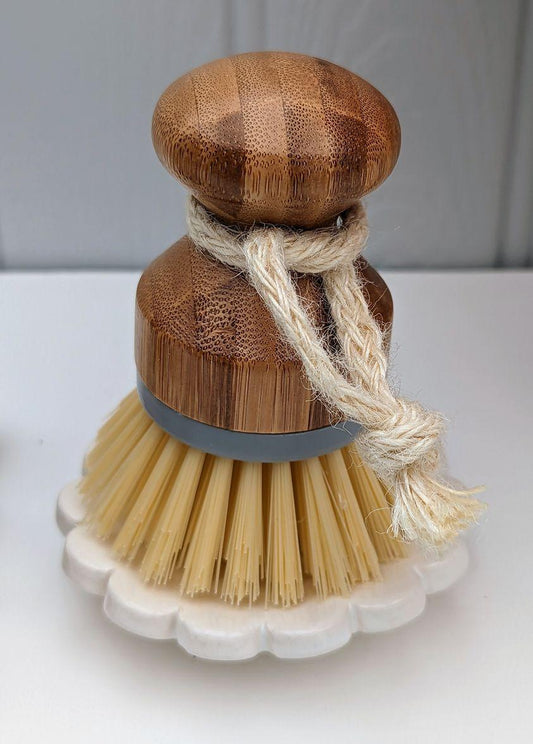 Sink tidy scalloped brush stand
