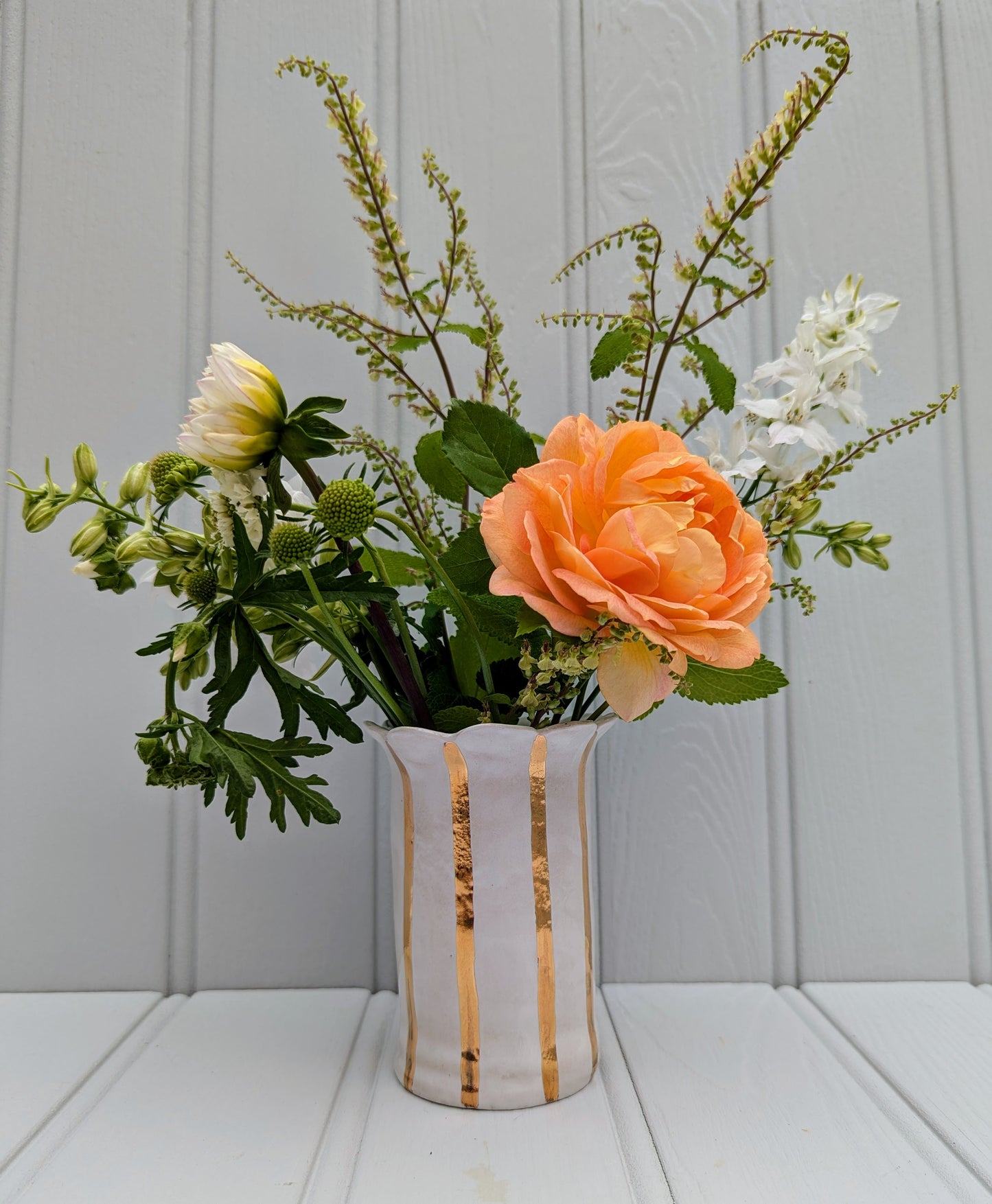 Daisy vase. Gold